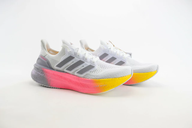 Tênis Adidas Ultraboost 5 na cor branco, rosa e amarelo, com detalhes em cinza disponível na Supernova Sneakers