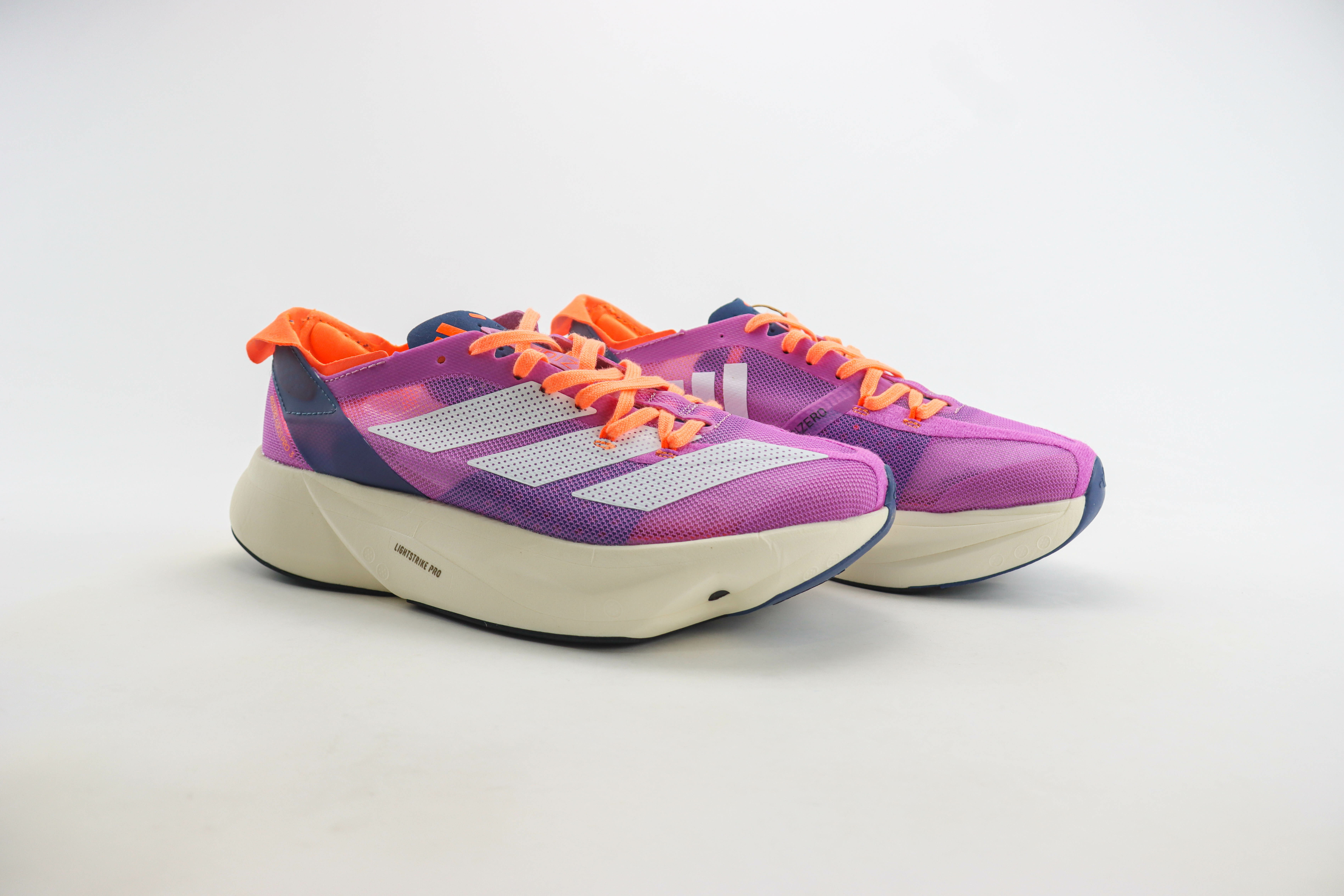 Imagem do Tênis Adidas Adizero Adios Pro 3 na cor rosa, com detalhes em laranja e azul, disponível na Supernova Sneakers.