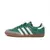 Tênis Adidas Samba na cor verde "Collegiate Green" com detalhes em branco e sola marrom.