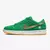 Tênis Nike Dunk Low Pro "St. Patricks Day" na cor verde, com detalhes em dourado e um símbolo de trevo na lateral.