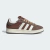 Tenis Adidas Campus 00s Marrom "Preloved Brown" com detalhes em branco, vista lateral.