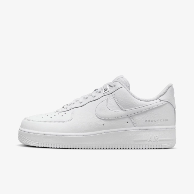 Tênis Nike Air Force 1 branco, modelo clássico com detalhes em couro, disponível na Supernova Sneakers.