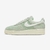 Tênis Nike Air Force 1 "Certified Fresh" na cor verde, com detalhes em camurça e sola clara, disponível na Supernova Sneakers.