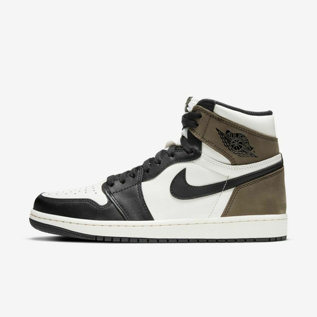 Tenis Air Jordan 1 High "Dark Mocha" nas cores preto e marrom, com detalhes em branco e logo da marca disponível na Supernova Sneakers