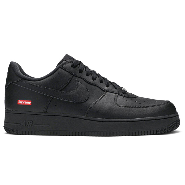 Tênis Nike x Supreme Air Force 1 "Box Logo Black" na cor preta, visto de lado, disponível na Supernova Sneakers.