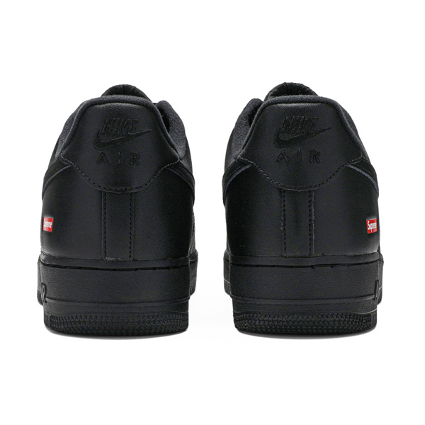 Tênis Nike x Supreme Air Force 1 "Box Logo Black" na cor preta, visto de lado, disponível na Supernova Sneakers.