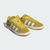 Tênis Adidas Campus 00s na cor amarelo spice, com detalhes em branco e solado marrom.