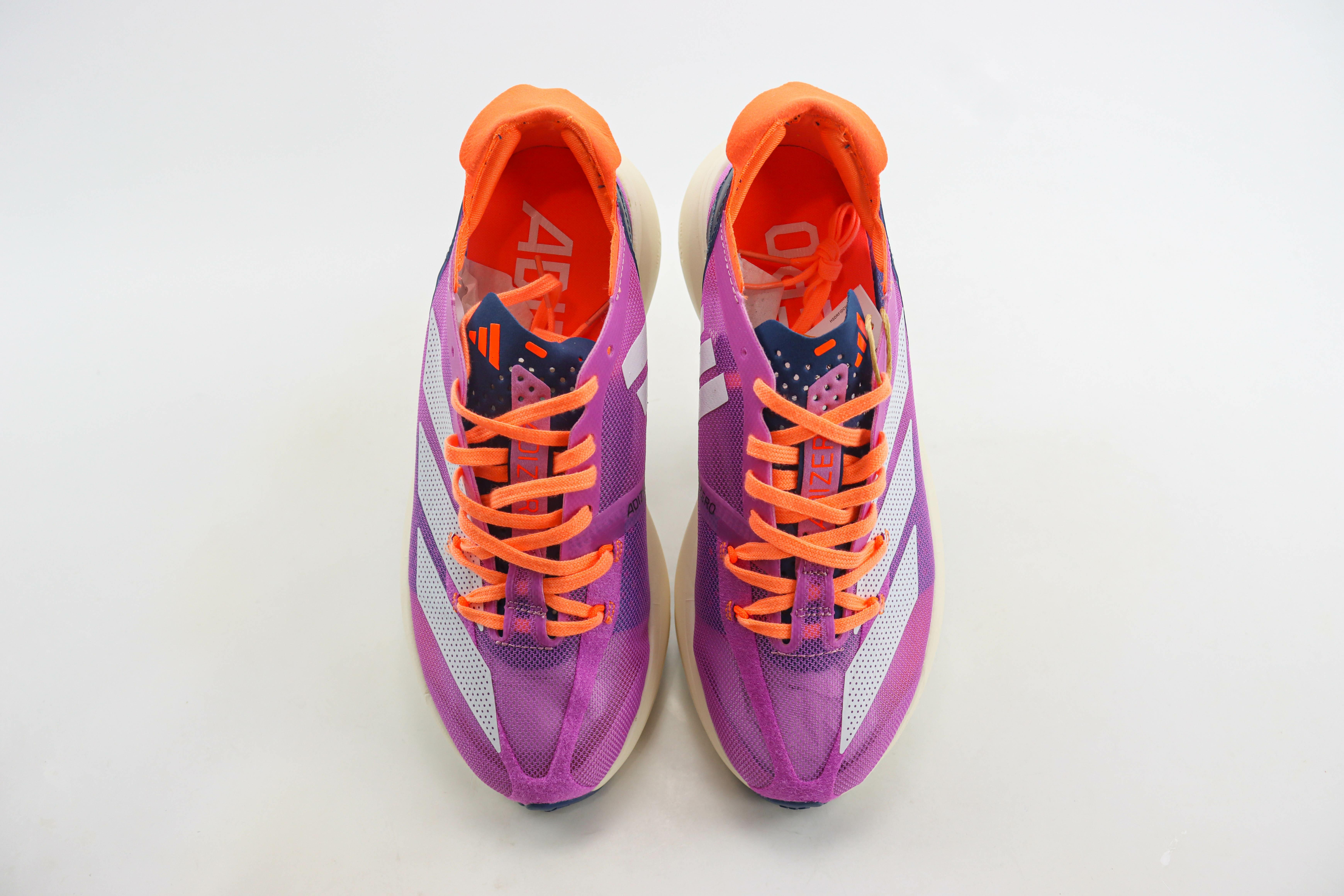 Imagem do Tênis Adidas Adizero Adios Pro 3 na cor rosa, com detalhes em laranja e azul, disponível na Supernova Sneakers.