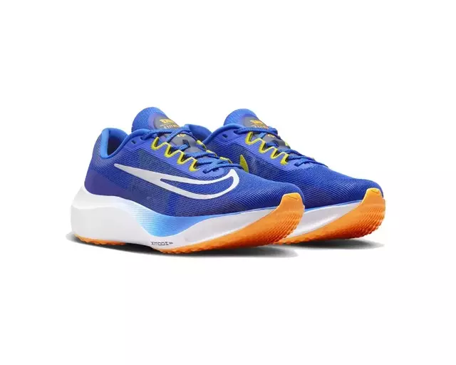 Tênis Nike Zoom Fly 5 na cor azul, com detalhes em amarelo e sola laranja, ideal para corrida, disponível na Supernova Sneakers.