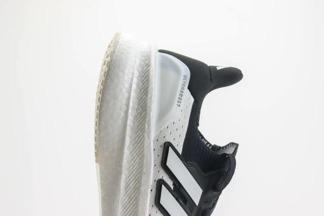 Tênis Adidas Ultraboost 5 na cor branca e preta, com detalhes em preto e três listras brancas disponível na Supernova Sneakers