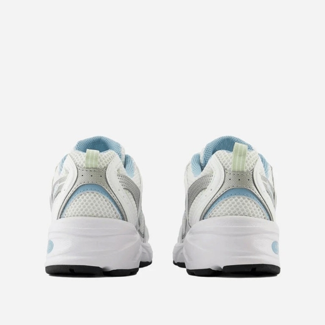 Tênis New Balance 530 nas cores branco e azul, com design esportivo e detalhes em malha disponível na Supernova Sneakers.