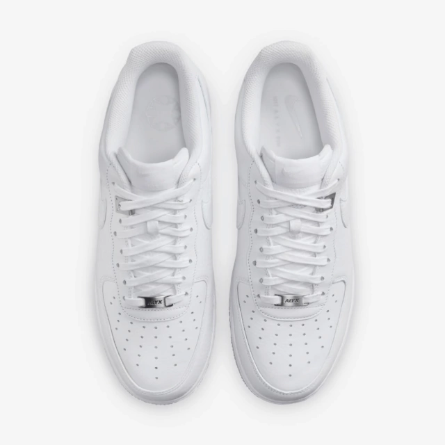 Tênis Nike Air Force 1 branco, modelo clássico com detalhes em couro, disponível na Supernova Sneakers.