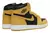 Imagem lateral do Tênis Air Jordan 1 High "Pollen" nas cores amarelo e preto disponível na Supernova Sneakers