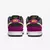 Vista traseira dos Tênis Nike Dunk Low "Red Plum" na cor roxa, com detalhes em verde e preto.