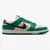 Tênis Nike Dunk Low SE "Lottery" na cor verde, com detalhes em preto e branco.