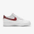 Tênis Nike Air Force 1 na cor branca com detalhes em vermelho, modelo "White Team Red" disponível na Supernova Sneakers