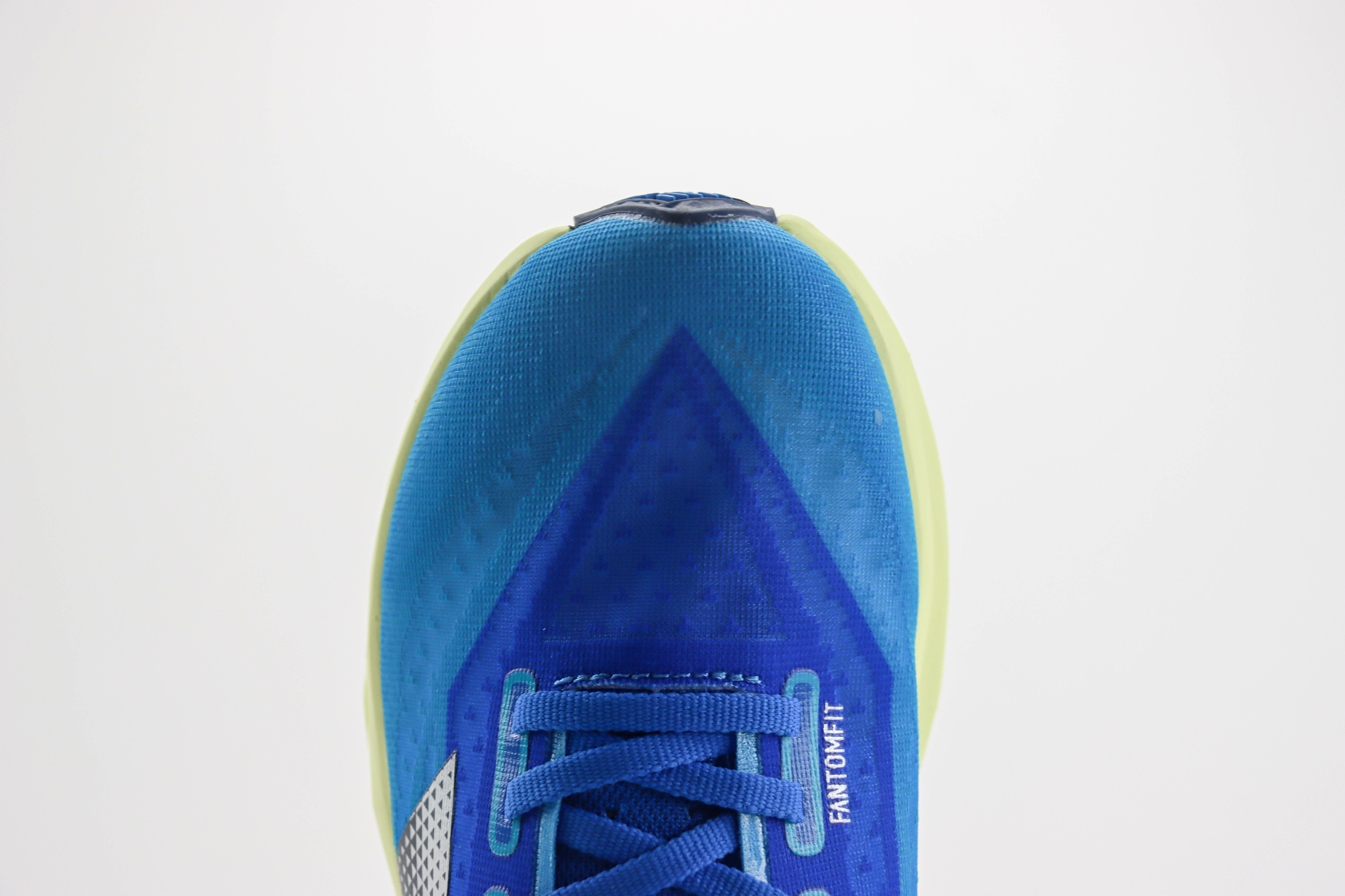 Imagem dos tênis New Balance FuelCell SuperComp Elite V4 nas cores azul e amarelo, com detalhes em preto, disponível na Supernova Sneakers.