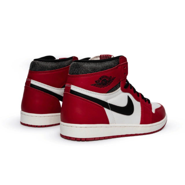 Tenis Air Jordan 1 High "Chicago Lost and Found" nas cores vermelho e branco, com detalhes em preto disponível na Supernova Sneakers