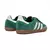 Tênis Adidas Samba na cor verde "Collegiate Green" com detalhes em branco, vista traseira.