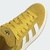 Detalhe do Tênis Adidas Campus 00s "Yellow Spice" na cor amarelo, com cadarços e logo visível.