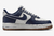 Tênis Nike Air Force 1 "College Pack" na cor azul, com detalhes em branco e sola de borracha disponível na Supernova Sneakers