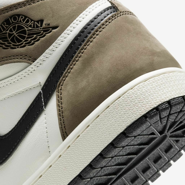 Tenis Air Jordan 1 High "Dark Mocha" nas cores preto e marrom, com detalhes em branco e logo da marca disponível na Supernova Sneakers