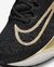 Tênis Nike Zoom Fly 5 na cor preta com detalhes em dourado, ideal para corridas, disponível na Supernova Sneakers.