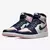 Tênis Air Jordan 1 High "Atmosphere" nas cores rosa e azul marinho, com detalhes em couro e logo da Air Jordan disponível na Supernova Sneakers