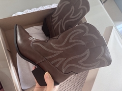 Bota Western Marrom Detalhe Bordado, Bota Texana - Cora Shoes
