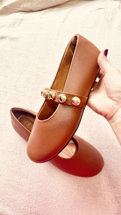 Sapatilha Marrom com Tira e Esferas Douradas, Sapatilha Tina - Cora Shoes