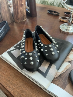 Sapatilha Preta com Esferas Prateadas, Sapatilha Tachas - Cora Shoes