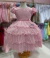 VESTIDO 4 MARIA BABADO BUSTO BORDADO C/APLIQUE E CINTO PEROLADO ROSA