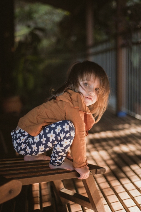 CALÇA LEGGING MALHA AZUL MARGARIDAS - comprar online