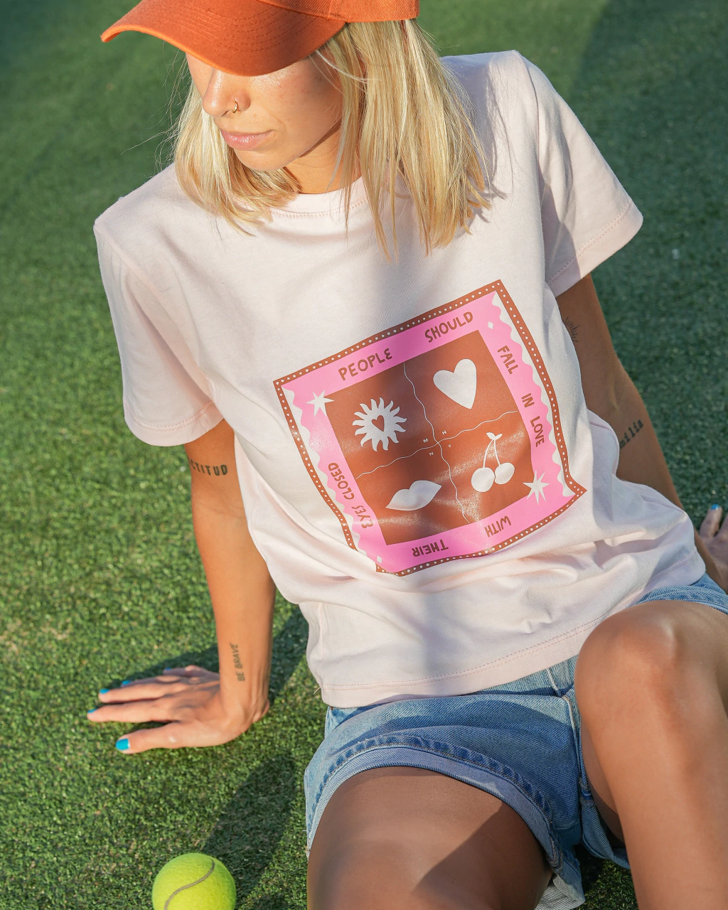 REMERA LOVE IS BLIND