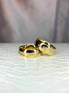 Aliança Banhada Ouro 18k Lisa canal diagonal 7mm AF21 (LEIA A DESCRIÇÃO)