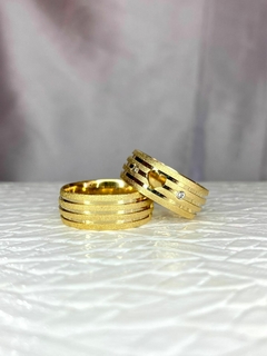 Aliança Banhada Ouro 18k Diamantada com 3 canais lisos 8mm AF671 (LEIA A DESCRIÇÃO)