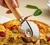 Cortador de pizza em madeira na internet