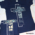 T-Shirt feminina azul marinho com estampa de leão e cruz.