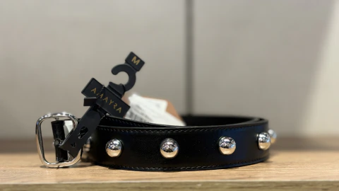 Cinturón de cuero con tachas metálicas AMAYRA negro