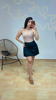 SHORTS SAIA EM CORTE ALFAIATARIA SAIA PLISSADA SHORTS ATRAS - loja online