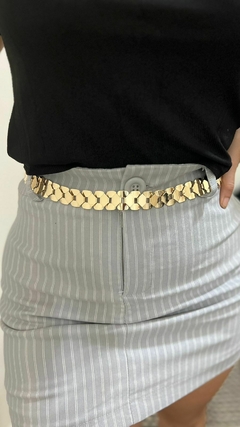 Cinto efeito escamas fechamento em mosquetão, ajustavel no corpo, acessorio feminino