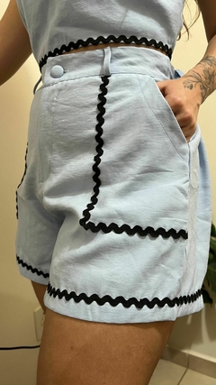 CONJUNTO SHORTS E BLUSA COM DETALHES EM AVIAMENTO - AZUL PASTEL na internet