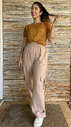 calça parachute bege com bolso lateral e camiseta marrom clara
