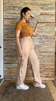 calça parachute bege com bolso lateral e camiseta marrom clara