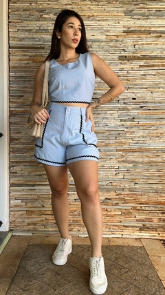 CONJUNTO SHORTS E BLUSA COM DETALHES EM AVIAMENTO - AZUL PASTEL - Moda Feminina Elegante e Atemporal | Saia Bela Moda