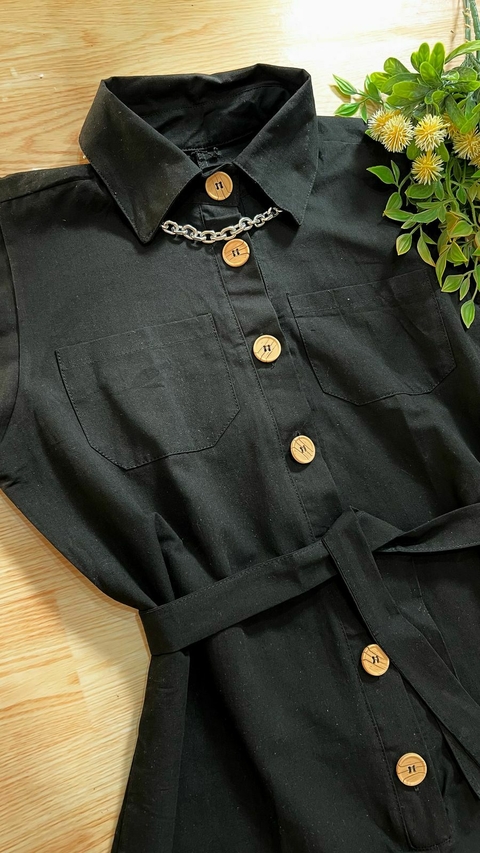 Macaquinho Curto em Linho Algodão com Botões Frontais e Cinto Ajustável Cor Preto - comprar online