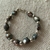 Pulsera de perlas de río gris y bolitas de plata