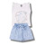 Conjunto infantil feminino de verão com blusa branca de manga curta e shorts azuis com estampa de flocos de neve.