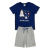 Conjunto infantil masculino com camiseta azul escura e shorts cinza, estampado com foguete e tema espacial.