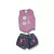 Conjunto infantil feminino composto por uma regata cropped rosa com estampa de gatinhos e shorts escuros com desenhos coloridos de corações.